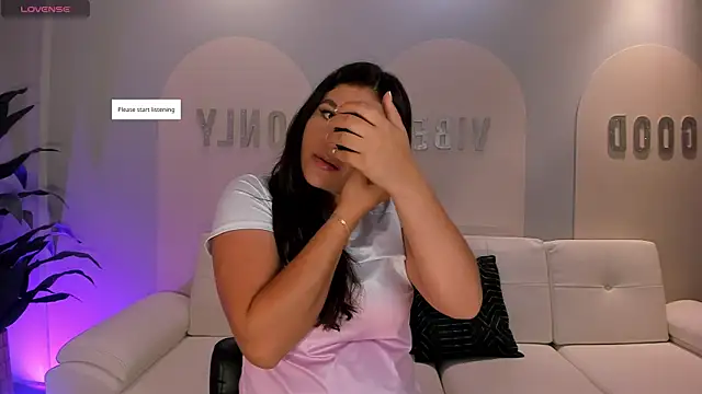 Snapshot of ValeriaRoldanX chatting on 13, 5, 2026 ValeriaRoldanX online show from 13, 5, 2026