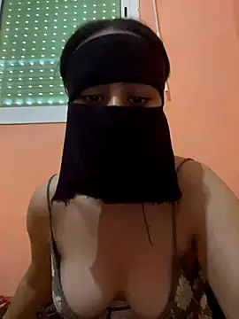 Snapshot of Lalou chatting on 14, 11, 2025 Lalou online show from 14, 11, 2025