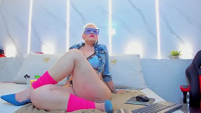 mia becke online show from 25, 1, 2025