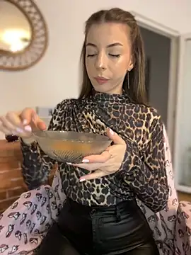 Mia Ethan online show from 8, 10, 2025