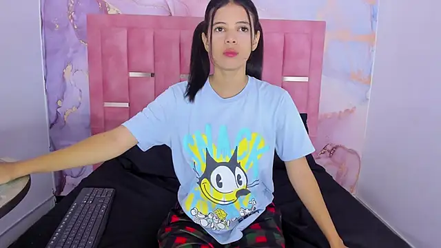 Snapshot of LizzMartin chatting on 11, 1, 2025 LizzMartin online show from 11, 1, 2025