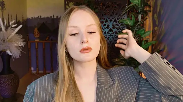 VivienLeeigh online show from 28, 11, 2025