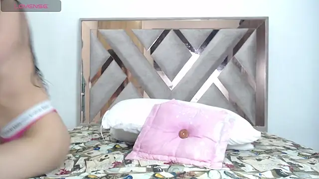 CorinaSmith28 online show from 17, 4, 2026