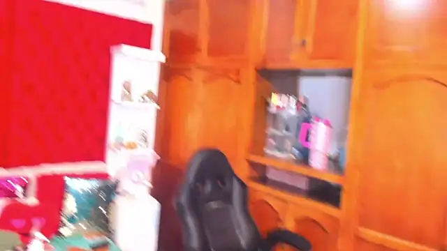 larafoxter online show from 8, 3, 2025