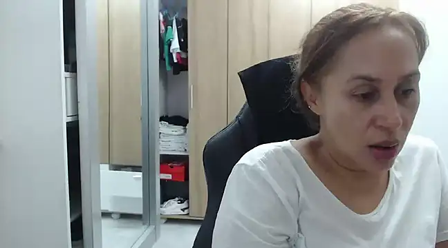 Snapshot of RoxanaLove9 chatting on 20, 12, 2024 RoxanaLove9 online show from 20, 12, 2024