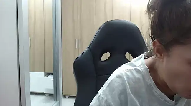 Snapshot of RoxanaLove9 chatting on 6, 2, 2025 RoxanaLove9 online show from 6, 2, 2025