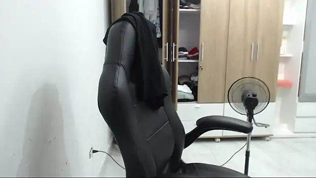 RoxanaLove9 online show from 5, 3, 2026