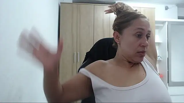 RoxanaLove9 online show from 13, 3, 2026