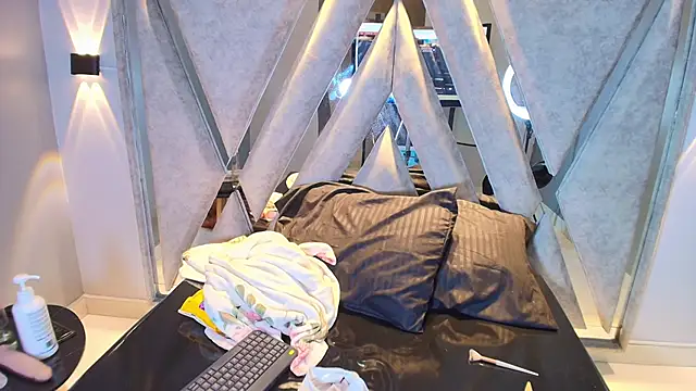 Annie9  online show from 12, 10, 2025