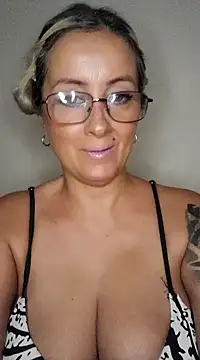 Snapshot of DesireSatler chatting on 2, 2, 2025 DesireSatler online show from 2, 2, 2025
