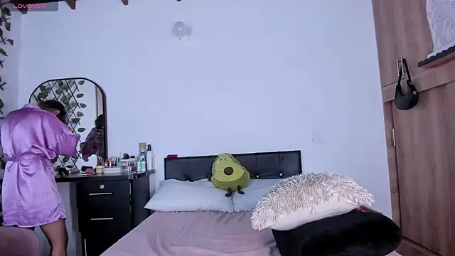 medussa13  online show from 11, 4, 2026