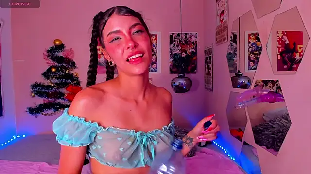 Snapshot of Luna-Chann chatting on 5, 1, 2025 Luna-Chann online show from 5, 1, 2025