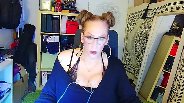 Snapshot of MaxiEmily chatting on 10, 2, 2025 MaxiEmily online show from 10, 2, 2025