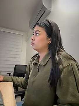 Snapshot of jennifer_oliveira chatting on 5, 12, 2025 jennifer oliveira online show from 5, 12, 2025