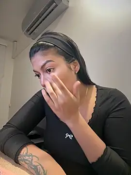 Snapshot of jennifer_oliveira chatting on 18, 12, 2025 jennifer oliveira online show from 18, 12, 2025