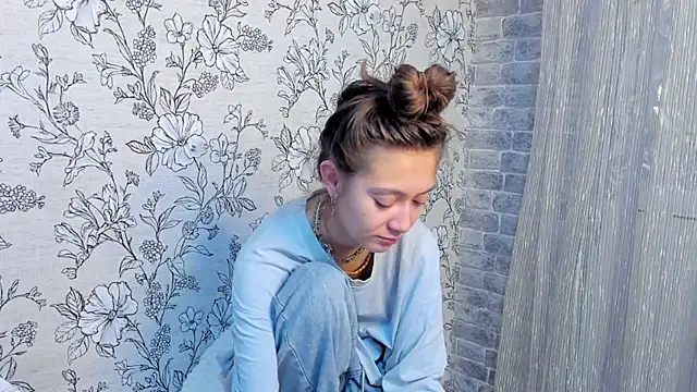 EllaSky xoxo online show from 8, 11, 2025