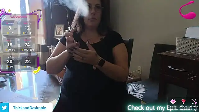 Snapshot of ThickGirlsDoItBetter chatting on 9, 10, 2025 ThickGirlsDoItBetter online show from 9, 10, 2025
