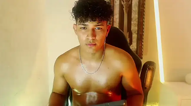 Snapshot of jamescurli_ chatting on 5, 1, 2025 jamescurli online show from 5, 1, 2025