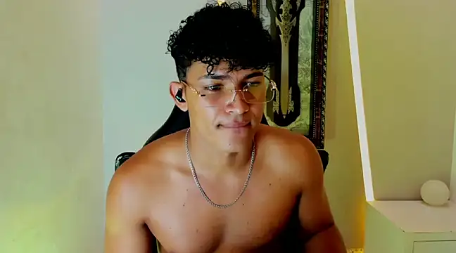 Snapshot of jamescurli_ chatting on 5, 1, 2025 jamescurli online show from 5, 1, 2025