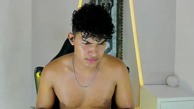 Snapshot of jamescurli_ chatting on 7, 1, 2025 jamescurli online show from 7, 1, 2025