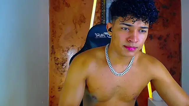 Snapshot of jamescurli_ chatting on 1, 2, 2025 jamescurli online show from 1, 2, 2025