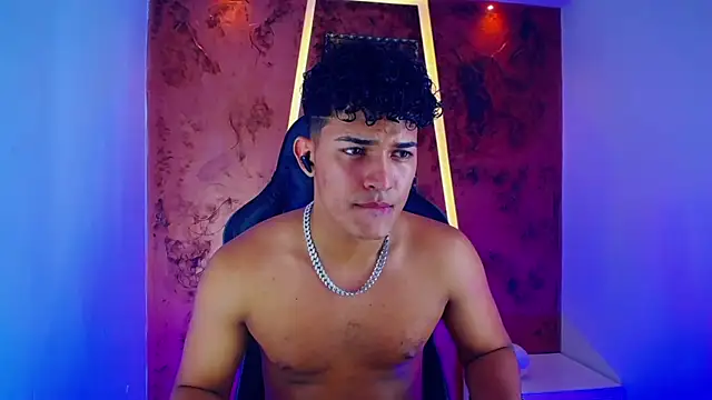 Snapshot of jamescurli_ chatting on 2, 2, 2025 jamescurli online show from 2, 2, 2025