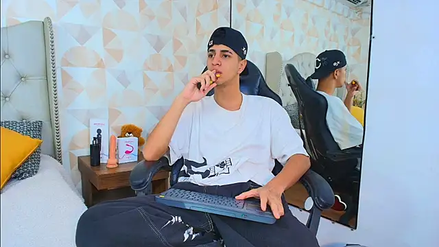 Snapshot of Tyler_Rodriguez chatting on 11, 9, 2025 Tyler Rodriguez online show from 11, 9, 2025