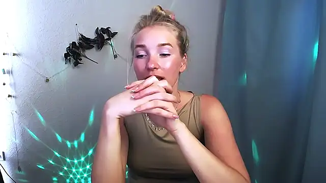 Snapshot of Queen_ofLove chatting on 22, 5, 2026 Queen ofLove online show from 22, 5, 2026