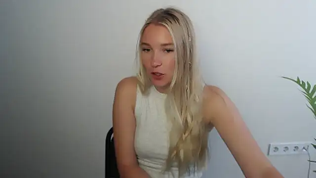 Snapshot of Queen_ofLove chatting on 8, 6, 2026 Queen ofLove online show from 8, 6, 2026