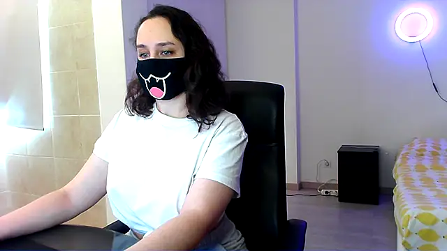 GummyPeachh online show from 5, 12, 2024