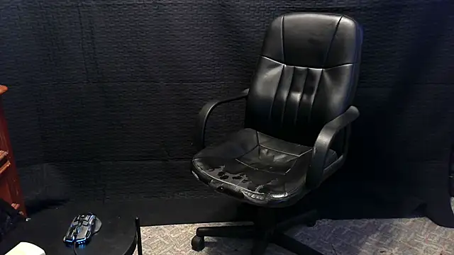 Snapshot of ScubaStevex chatting on 26, 11, 2025 ScubaStevex online show from 26, 11, 2025