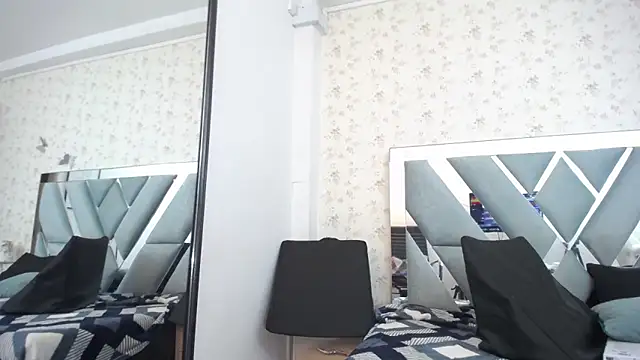 Snapshot of Queenjenn__ chatting on 2, 1, 2025 Queenjenn online show from 2, 1, 2025