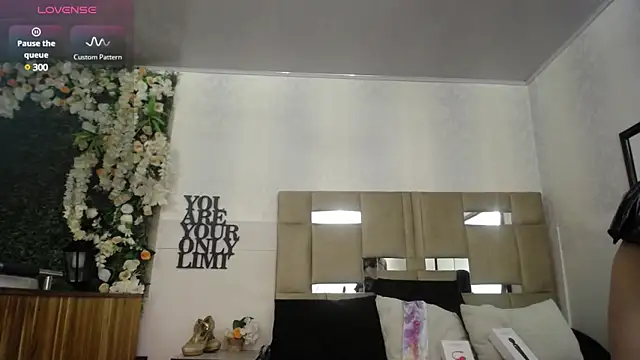 Snapshot of Queenjenn__ chatting on 6, 1, 2025 Queenjenn online show from 6, 1, 2025