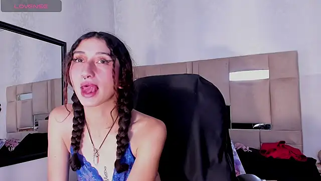 Snapshot of Queenjenn__ chatting on 21, 1, 2025 Queenjenn online show from 21, 1, 2025