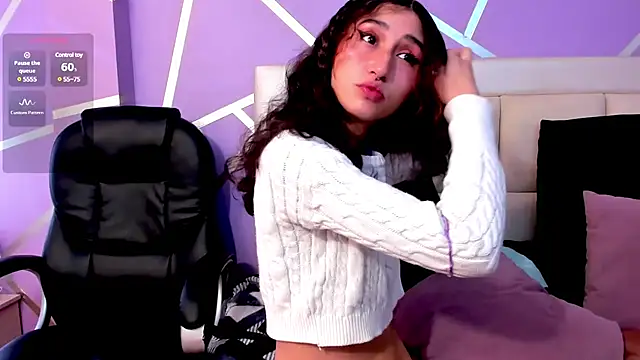 Snapshot of Queenjenn__ chatting on 3, 2, 2025 Queenjenn online show from 3, 2, 2025