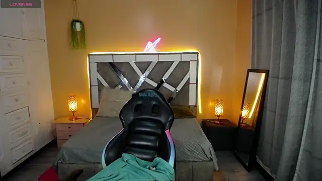 Kate Laurence  online show from 3, 1, 2025