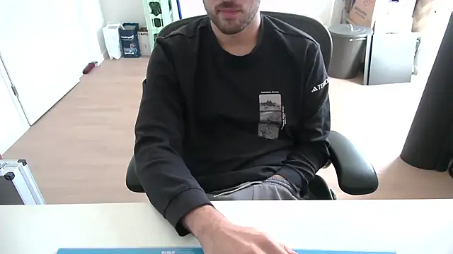 Snapshot of taallguyy_196 chatting on 13, 11, 2025 taallguyy 196 online show from 13, 11, 2025