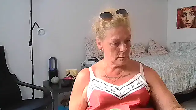 Snapshot of housewife_shantie chatting on 17, 7, 2026 housewife shantie online show from 17, 7, 2026