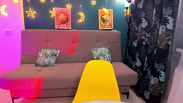 Snapshot of Xloe_Queen chatting on 17, 2, 2025 Xloe Queen online show from 17, 2, 2025