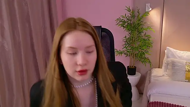 Snapshot of MichelleReid chatting on 4, 1, 2025 MichelleReid online show from 4, 1, 2025