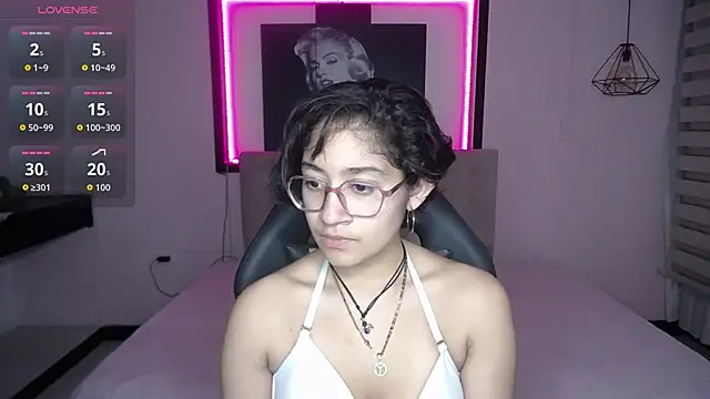 Lili Gomez  online show from 25, 9, 2025