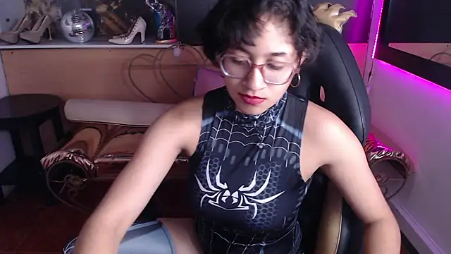 Lili Gomez  online show from 9, 10, 2025