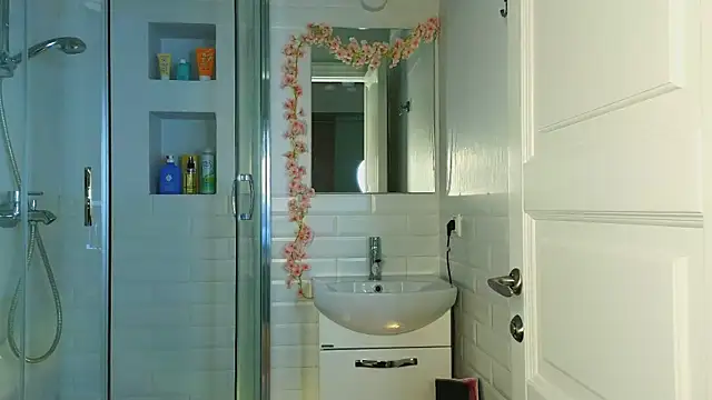 Mia Mia M online show from 6, 3, 2025