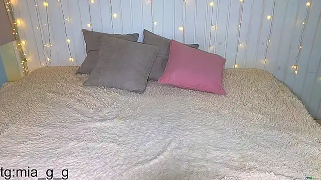 Mia Mia M online show from 22, 9, 2025