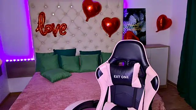 Snapshot of KattieSims chatting on 5, 2, 2025 KattieSims online show from 5, 2, 2025