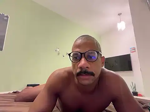 Snapshot of VHugoE chatting on 28, 4, 2026 VHugoE online show from 28, 4, 2026