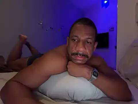 Snapshot of VHugoE chatting on 10, 5, 2026 VHugoE online show from 10, 5, 2026