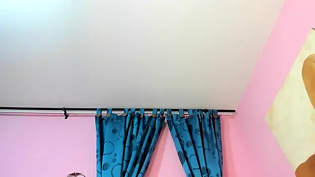 miss--flora online show from 26, 11, 2025