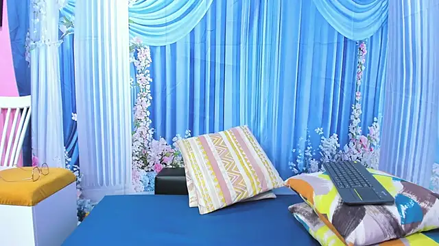 Snapshot of miss--flora chatting on 8, 8, 2026 miss--flora online show from 8, 8, 2026