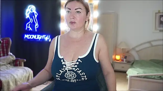 Snapshot of moonlight4u chatting on 4, 2, 2025 moonlight4u online show from 4, 2, 2025